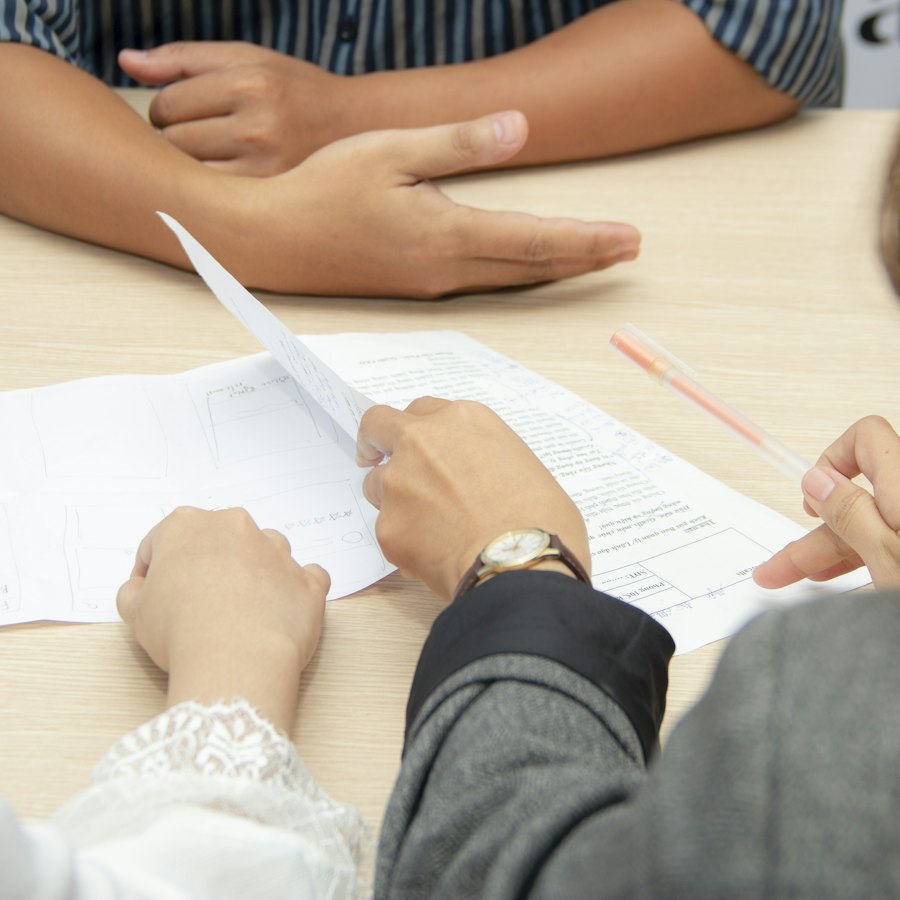 Deux personnes examinent des documents autour d’une table de réunion